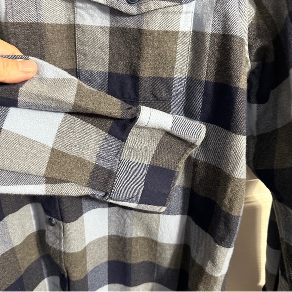 UNTUCKit size medium 100% cotton flannel, blue,‎ gray, soft - Picture 2 of 9
